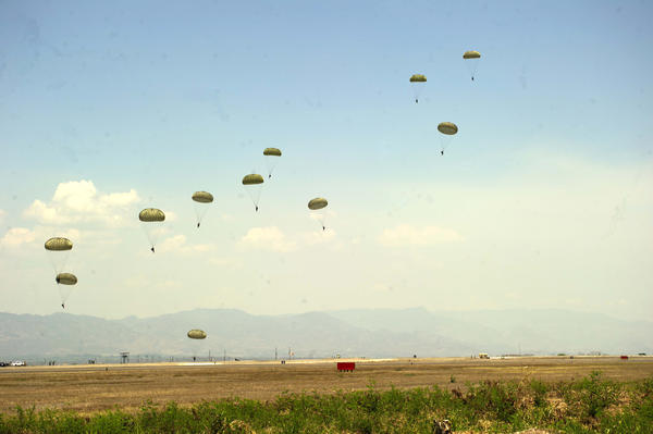 Honduran paratroopers with U.S. Special Forces soldiers during a “static line jump” (UNASOC News Service / Creative Commons)
