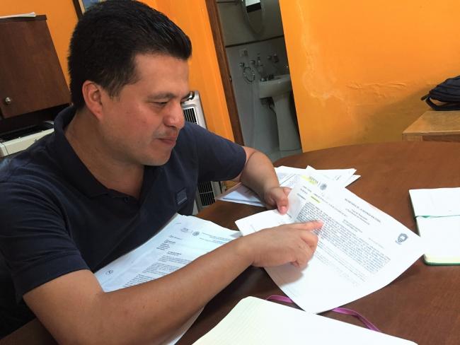 Noé Zalaveta sifts through documents from Freedom of Information Act (FOIA) Requests, at the offices of La Crónica de Xalapa, July 2016. (Photo by Patrick Timmons)