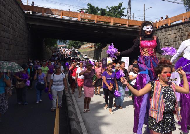 女權主義和社會運動組織在聖薩爾瓦多首都遊行，要求結束一切形式的暴力侵害婦女行為。 （莎曼珊·皮內達攝）