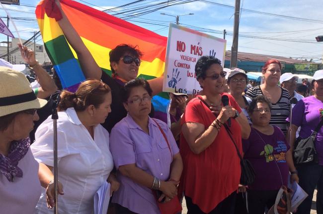 FMLN legislator Lorena Peña calls on feminist and social movements to continue fighting in defense of women’s reproductive rights. (Photo by Samantha Pineda)