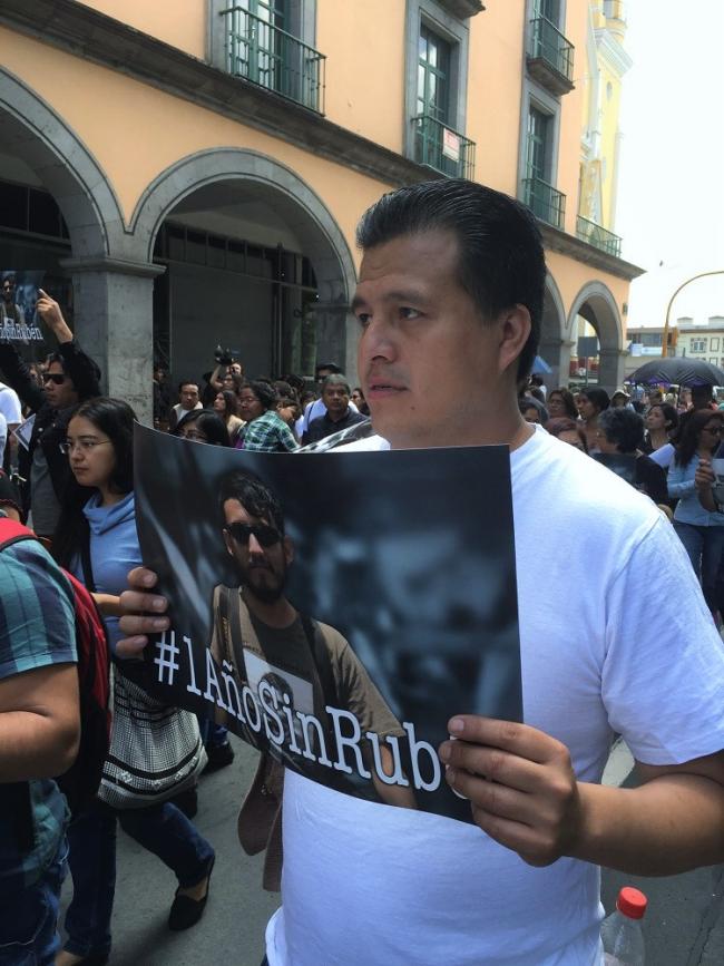 Noé Zavaleta marches with a crowd of protesters in Xalapa on July 31, 2016 in remembrance of his colleague and friend, photojournalist Rubén Espinosa, on the one-year anniversary of his murder in Mexico City. (Photo by Patrick Timmons)
