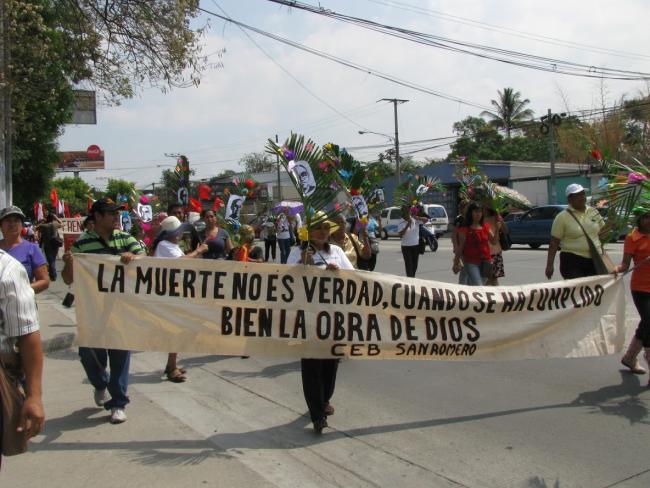 The CEB San Romero marches with a banner reading: “Death is not true when the work of God has been well fulfilled,” a play on a quote by Cuban poet and freedom fighter José Martí. (Laurel Marshall Potter) 