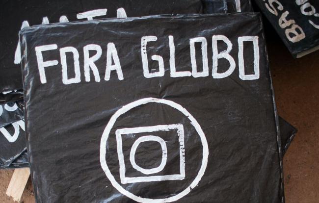 “Fora Globo” (Down with Globo) reads a signs at a national congress of the Landless Workers’ Movement (MST) in Brasília, Brazil, February 2014. (Mídia NINJA / CC BY-NC-SA 2.0)