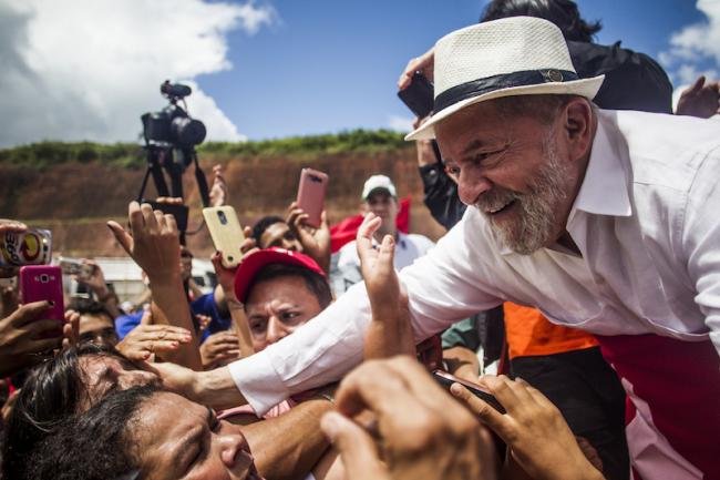 Former president Luiz Inácio Lula da Silva greets supporters during a tour in Brazil's northeast, August 24, 2017. (Mídia Ninja / CC-BY-NC)