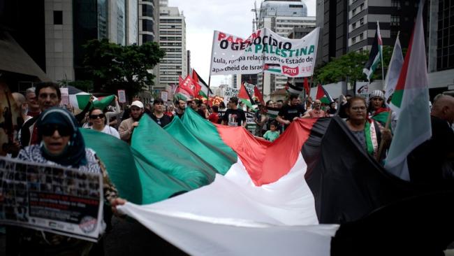 Manifestantes marchan en solidaridad con Palestina en São Paulo, Brasil, 29 de octubre de 2023. La pancarta condena el genocidio  en Gaza y pide al presidente Luiz Inácio Lula da Silva que rompa los lazos con Israel. (Cris Faga/Shutterstock) 