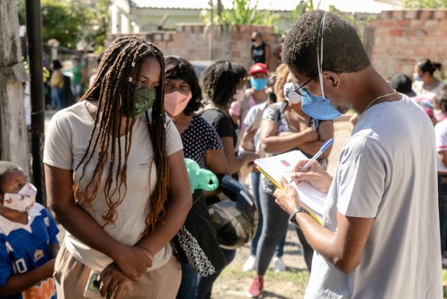 As equipes de imunização na Comunidade Quilombola dos Arturos para a vacinação, 1° de abril 2021. (Janine Moraes / PMC /CC BY-NC 2.0)