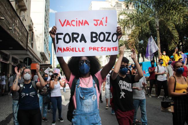 "Vacina já! Foro Bozo, Marielle presente." Juiz de Fora, Brasil, 29 de maio 2021. (Estela Loth / Midia NINJA / CC BY-NC 2.0)