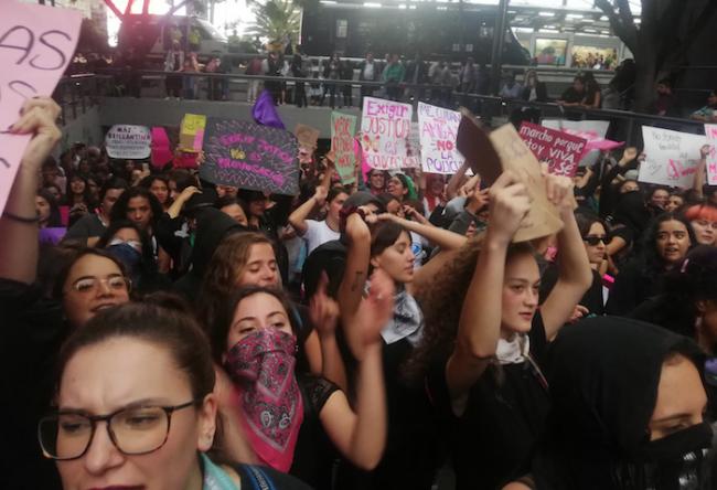 Una marcha contra la violencia de genero en la Ciudad de México, el 15 de agosto 2019. Las feministas destacaron como los medios de comunicación suelen silenciar las demandas de las mujeres y desacreditar sus protestas. (UNA ISLA / CC BY-SA 4.0)