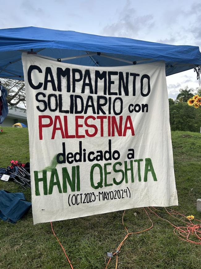 Una pancarta en el campus de Río Piedras de la Universidad de Puerto Rico reza: “Campamento de solidaridad con Palestina, dedicado a Hani Queshta”. (Lola Rosario)