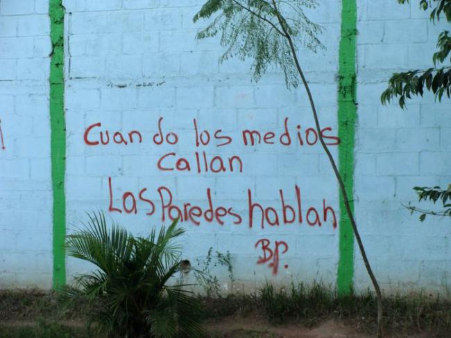 "Cuando los medios callan, las paredes hablan." Grafiti en Honduras el 29 de noviembre 2009, día de las elecciones tras el golpe de estado. (Tyler Shipley)