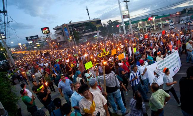 Una marcha contra la corrupción en Tegucigalpa en junio del 2015. El movimiento de los Indignadxs exigió la creación de una Comisión Internacional Contra la Impunidad en Honduras (CICIH). (RBREVE / CC BY-NC 2.0)