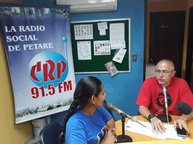 Karina Rivas conversa en la estación del Colectivo Radiofónico de Petare, CRP 91.5 FM, 2018. (Richard Canan)