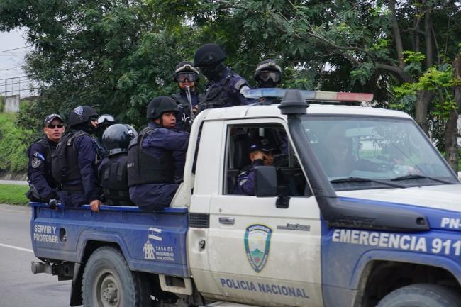 Un vehículo de la Policía Nacional lleno de agentes en la carretera a Puerto Cortés en 2018. (Amelia Frank-Vitale)