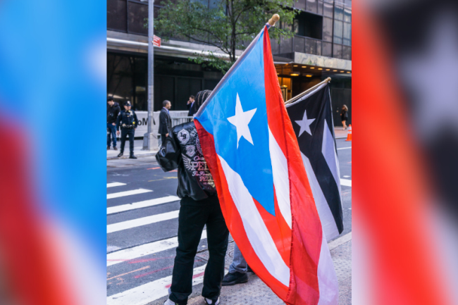 Una manifestación afuera del Museo de Arte Moderno (MOMA) en la Ciudad de Nueva York, para protestar la conexión del Steven Tanabaum, miemrbo de la junta del museo, a la deuda de Puerto Rico, el 21 de octubre de 2019. (Steve Sanchez Photos / Shutterstock)