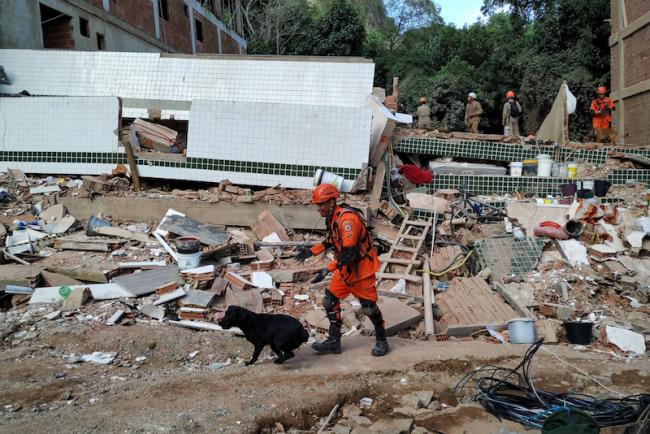 La escena en Muzema, Rio de Janeiro, después de que se colapsó un edificio en abril de 2019. (Foto por Claudia Martini/Flickr)