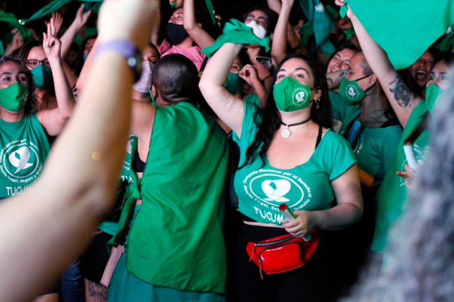 La Campaña Nacional por el Derecho al Aborto Legal, Seguro y Gratuito celebra el voto a favor de la legalización del aborto en la Plaza San Martín, Tucumán, Argentina en diciembre del 2020. (Milagromilagra / CC BY-SA 4.0)