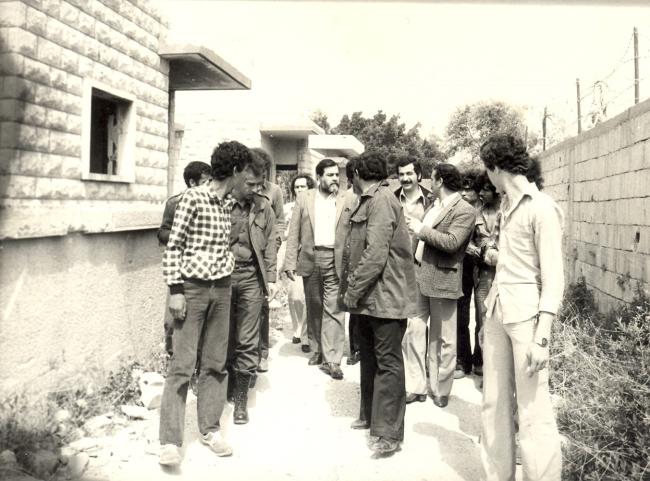 Schafik Handal tours a Palestinian refugee camp in Lebanon, c. 1981. (Casa Museo Schafik Handal, San Salvador / CC BY 4.0)