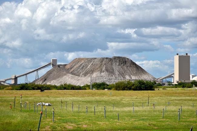 The coal ash mountain at the AES plant in Guayama stands as a menace to health and wellbeing, especially during hurricanes and earthquakes, as pollutants contaminate air, water, and soil. (Hilda Lloréns)