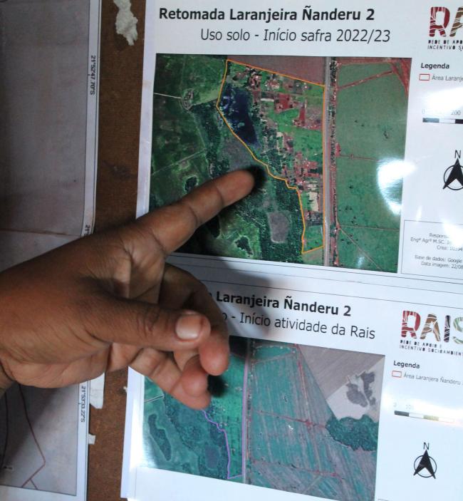 Lileia Almeida shows satellite images of the retomada Laranjeira Nhanderu in southern Brazil (William Costa)
