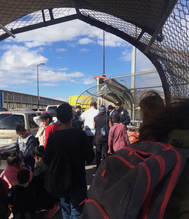 U.S. Customs and Border Patrol (CBP) agents turn back asylum seekers in the middle of the Santa Fe international bridge between Ciudad Juárez and El Paso as commuters show their IDs, 2018. (Nina Ebner)