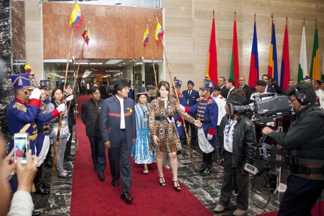 Los medios de comunicación cubren la llegada del Presidente Evo Morales a la inauguración del Presidente Rafael Correa en Quito, Ecuador, el 24 de mayo 2013. (Fernanda LeMarie / Cancillería del Ecuador)