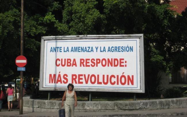 “Ante la amenaza y la agresión, Cuba responde: más revolución.” (alxmjo / CC BY-NC-ND 2.0)