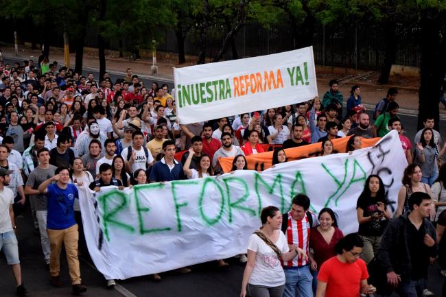 A student march in Asunción on September 20, 2016, drew thousands of students and supporters to the streets. Photo: La Chispa