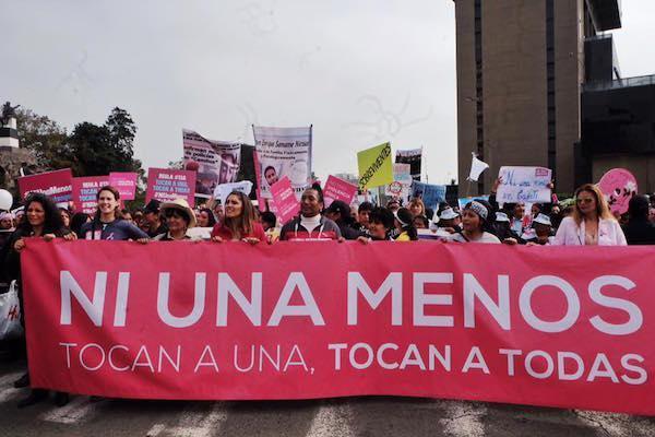 Mujeres activistas marcha en una protesta de Ni Una Menos en Lima en agosto 2016. (Foto por Natalia Iguiñiz)