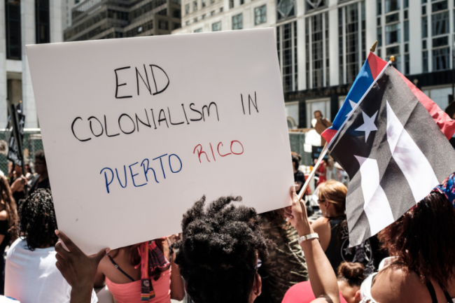 “Abajo el colonialismo en Puerto Rico.” El Día de Puerto Rico, Ciudad de Nueva York, 2017. (Eric Purcell / CC BY-NC 2.0)