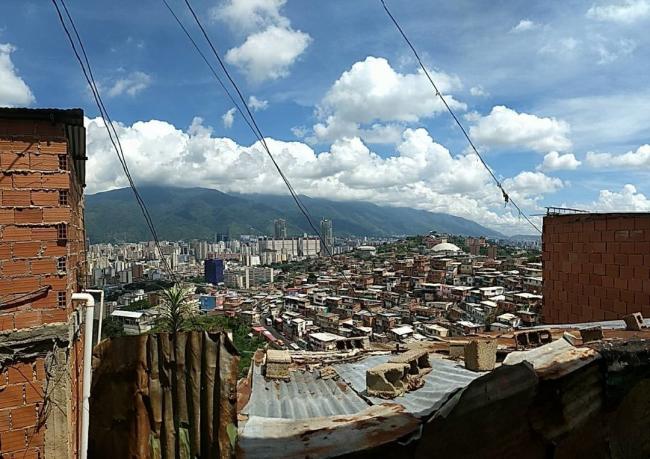 Una vista de Caracas desde La Caracola. Los cerros de Caracas les da una perspectiva ventajosa a las bandas armadas en sus confrontaciones con la policia. (Verónica Zubillaga)