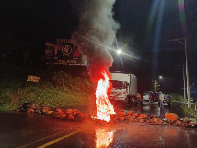 A blockade in Puyo, Ecuador, at the beginning of the 2022 national strike. (Joshua Holst)