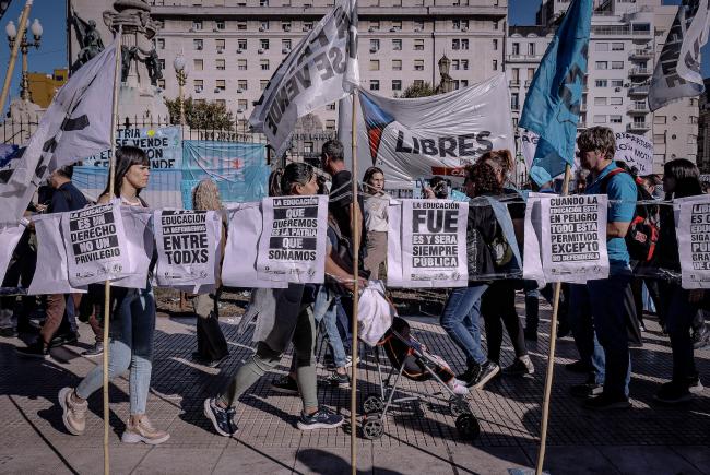 Cientos de miles de argentinos salieron a la calle en todo el país a defender a la educación universitaria pública. Buenos Aires. 23 de abril de 2024. (Lizbeth Hernández)