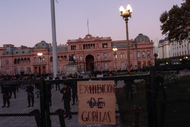 "Exhibición de gorilas” (Gorilla exhibition). The Casa Rosada courtyard was filled with police. Demonstrators filled the historic Plaza de Mayo just in front, named after the Mothers of Plaza de Mayo. Buenos Aires. April 23, 2024. (Lizbeth Hernández)