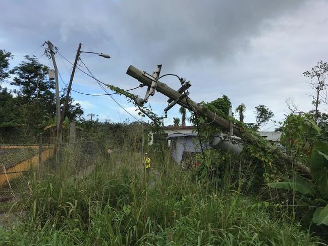 Following Hurricane Maria, a power line becomes damaged in Bayamon, Puerto Rico. (Flickr/Jeff Miller/CC BY 2.0)