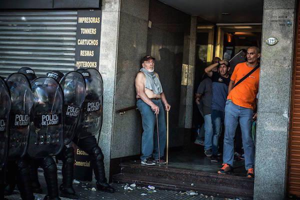 Armed police took the streets of Buenos Aires on December 18, 2017 in response to protests against recently announced pension cuts. (Photo by Enfoque Rojo)