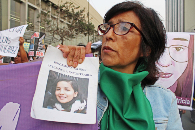 Rosario Aybar, madre de la activista Solsiret Rodríguez, desaparecida en agosto de 2016, participa en una marcha en el marco del Día Internacional de la Eliminación de la Violencia contra las Mujeres, el 23 de noviembre 2019. (Curry 1983 / CC BY - SA 4.0)