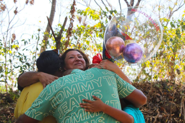 El reencuentro de Flor, joven adoptada en Estados Unidos, separada de su familia por las condiciones generadas por la guerra, con sus tres hermanos en marzo de 2024 en San Francisco Lempa, Chalatenango, El Salvador. (Pro - Búsqueda)