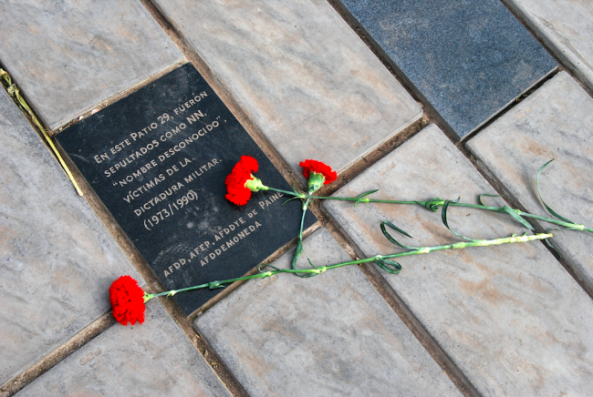 A plaque in Santiago’s General Cemetery reads: “In this Patio 29, victims of the military dictatorship (1973-1990) were buried as NN, 'Name unknown.’” (Jmandrad31 / CC BY-SA 3.0)
