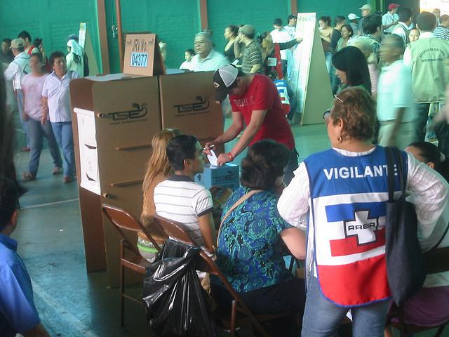 A voter casting their ballot in El Salvador’s 2009 presidential elections (Amber / Creative Commons)