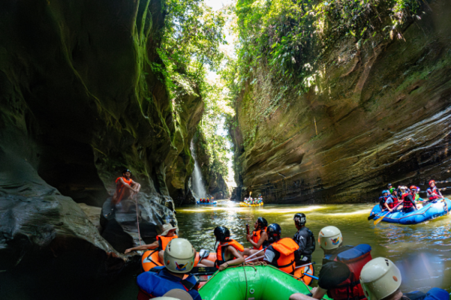 Rafting on the Pato River at its lowest point in dry-season, when the waters are calmer, in the Pato River gorge, January 2024. (Alejandro Jaramillo) 