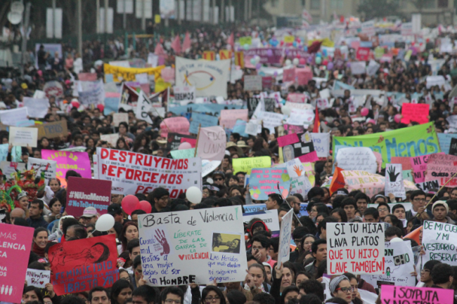 Miles de personas participan en la primera concentración bajo la consigna Ni Una Menos en el Perú, el 13 de agosto 2016. (Lorena Flores Agüero / CC BY - SA 2.0 DEED)