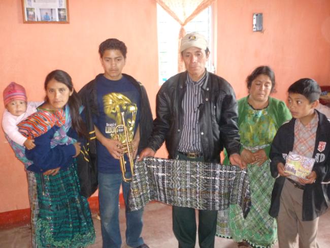 Eusebio Puac's family shows his last weaving and trumpet (Sergio Palencia)