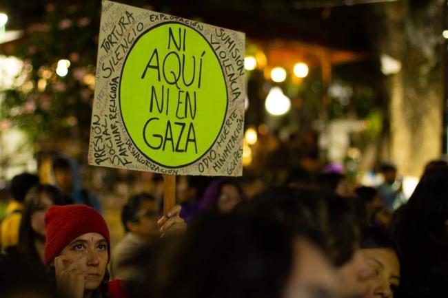 “Neither here nor in Gaza.” At the 8M march in Sucre, many participants expressed solidarity with Palestine. (Alba Daniela Navia)