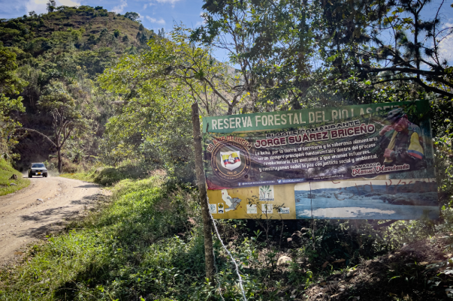 An EMC banner displayed along the San Vicente del Caguá-Neiva Road near Balsillas, in the Pato River valley, January 2024.  (Alejandro Jaramillo)