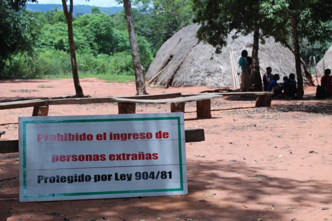 A sign reading "The entry of people from outside the community is forbidden" in front of the oysypy in Yvy Pyte (William Costa)