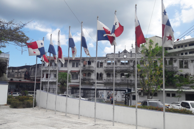 Bandera panameñas en las afueras de la Asamblea Nacional, 2017. (Andrea Ivanna Gigena)