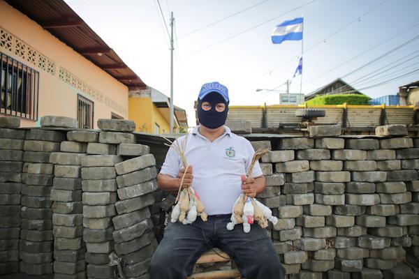 Además de estudiantes, adultos mayores se han unido a las barricadas y grupos de autodefensa que bloquean la entrada de paramilitares y policía antidisturbios en la ciudad de Masaya, Nicaragua. (Foto por Rafael Camacho)