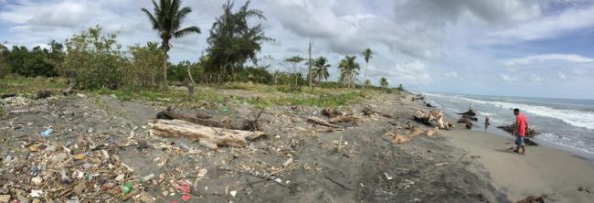 The sea gains ground on a garbage-strewn beach in Barra del Motagua, July 2018. (Photo by Colectivo Linea 84)