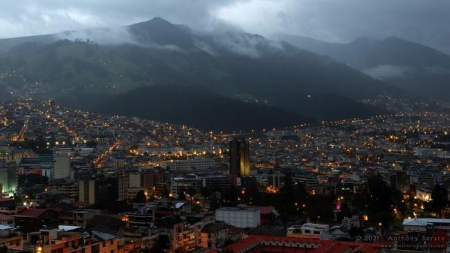 Foto de un paisaje de Quito, capital de Ecuador. Las elecciones del 9 de febrero dejaron a Ecuador dividido, con el actual presidente Daniel Noboa y Luisa González yendo a una segunda vuelta en abril. (Flickr/Anthony Surace/CC BY-NC-ND 2.0) 