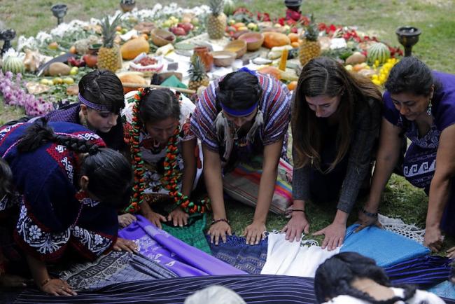 Parteras indígenas realizan una ceremonia de Tlalmanalli en el Complejo Cultural Los Pinos en la Ciudad de México, el 29 de marzo de 2021. (Flickr/UN Women/CC BY-NC-ND 2.0)